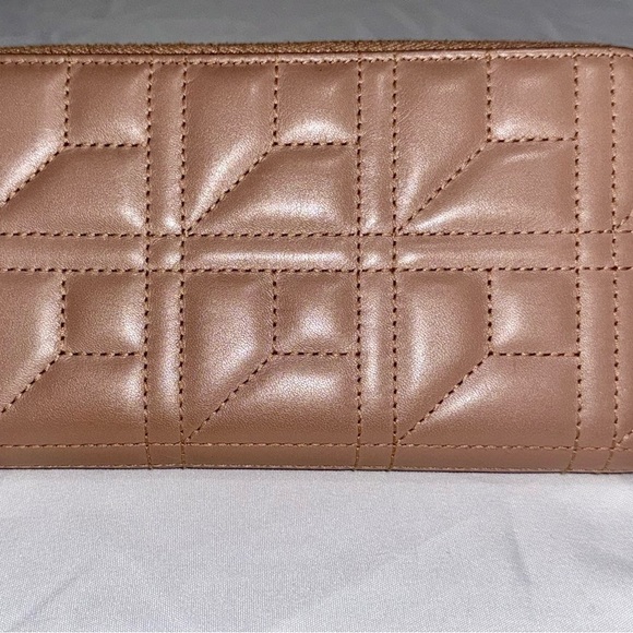 Authenticated Gucci Pearl Matelasse Wallet - Picture 2 of 9